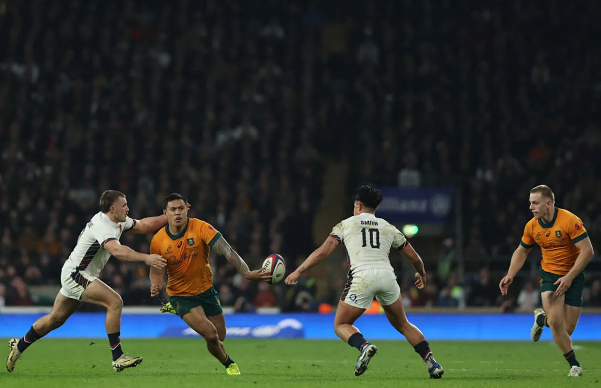 Australia's centre Len Ikitau (2L) passes the ball to the waiting Max Jorgensen (R) before he runs in their late winning try during the Autumn Nations Series International rugby union test match between England and Australia at the Allianz Stadium, Twickenham in south-west London,