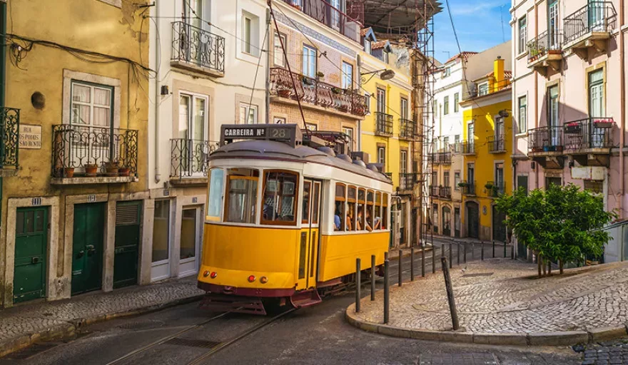 How to get to Media Markt in Lisboa by Bus, Train or Metro?